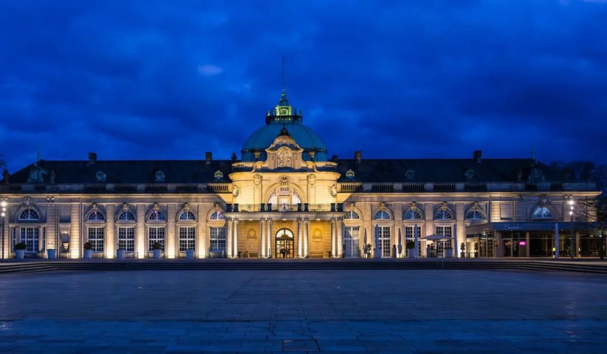 GOP Varieté-Theater Bad Oeynhausen (Kaiserpalais) bei Nacht — Veranstaltungsort der Galas, Premieren und Wirtschafts-Events, die Thomas Dickenbrok moderiert