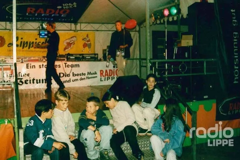 Radio Lippe 1999 — Thomas Dickenbrok als junger Moderator im Sendestudio (Bild 2)