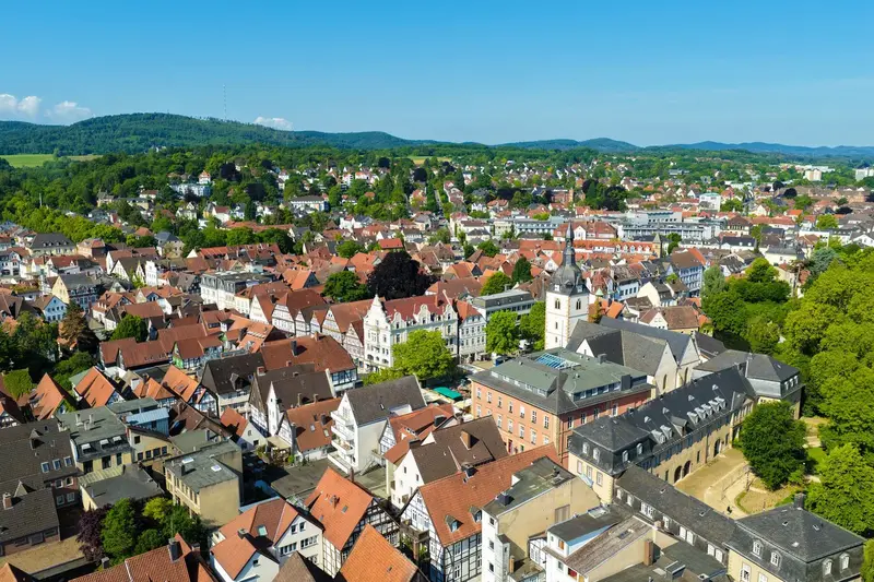 Original-Drohnenaufnahme einer Altstadt mit Kirche in Ostwestfalen