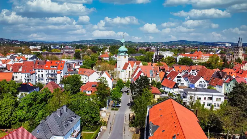 Original-Luftaufnahme einer historischen Innenstadt mit Marktplatz