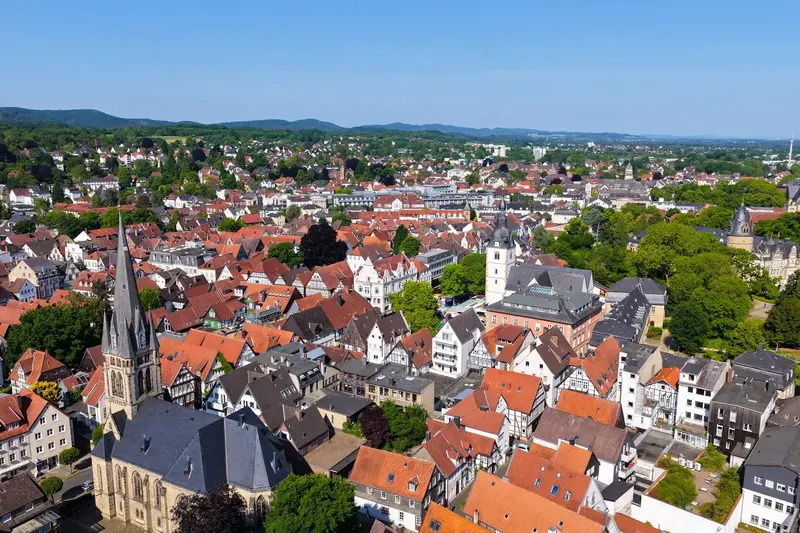 Original-Drohnenaufnahme einer historischen Innenstadt in Ostwestfalen von CINEAIR / VOICE.NRW