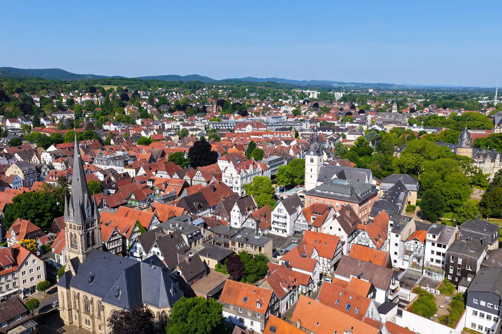 Original-Drohnenaufnahme einer historischen Innenstadt in Ostwestfalen von CINEAIR / VOICE.NRW