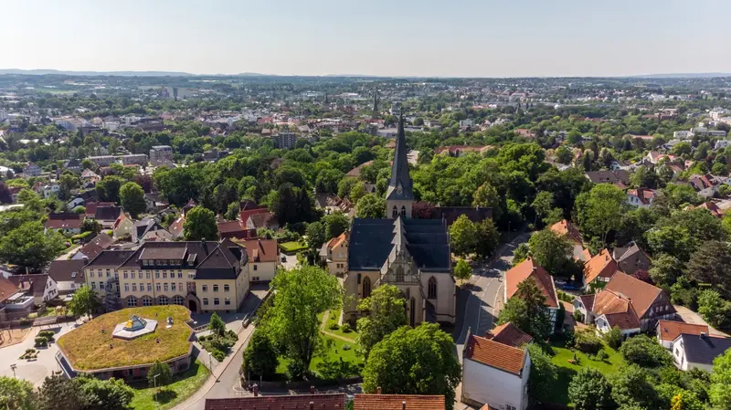 Original-Luftaufnahme eines Stadtpanoramas mit Kirche aus einer Filmproduktion von DIMEDIAL / VOICE.NRW