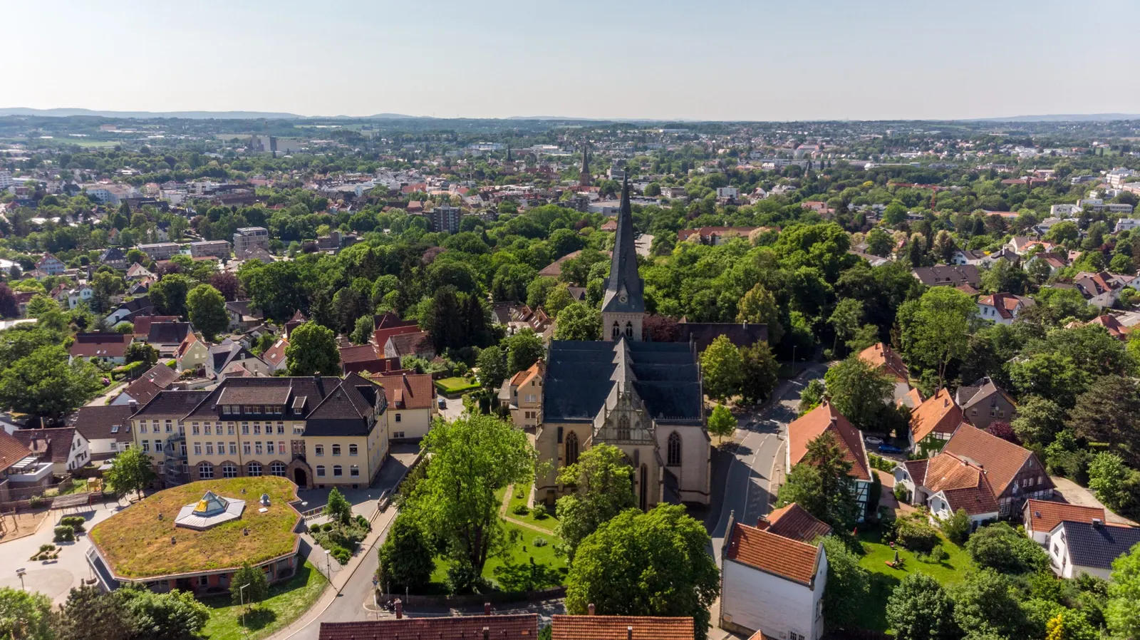 Original-Luftaufnahme eines Stadtpanoramas mit Kirche aus einer Filmproduktion von DIMEDIAL / VOICE.NRW