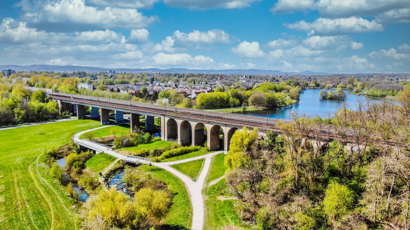 Original-Luftaufnahme eines Viadukts über einer Flusslandschaft — aus einer Produktion von DIMEDIAL / VOICE.NRW